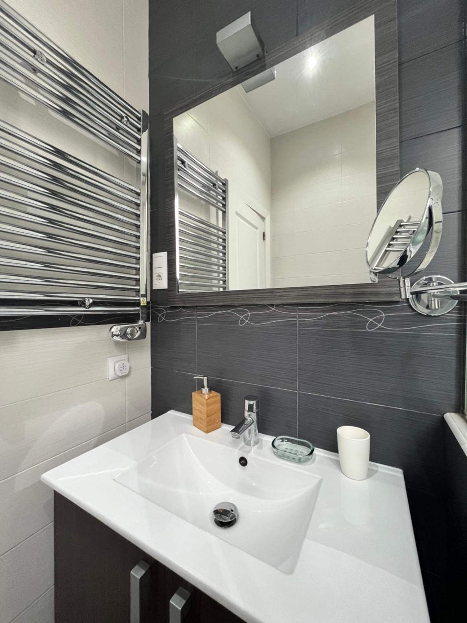 Exclusivo En Sol Exterior Bar Temporal Apartment Madrid Ngoại thất bức ảnh